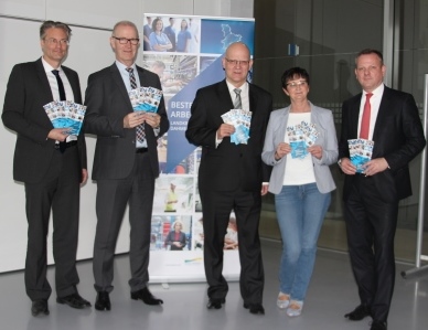v.l.n.r. Thorsten Golm (IHK Cottbus), Gerhard Janßen (WFG Dahme-Spreewald), Stephan Loge (Landrat), Dr. Matthias Kirbach (WFBB) rufen zur Teilnahme am Wettbewerb auf