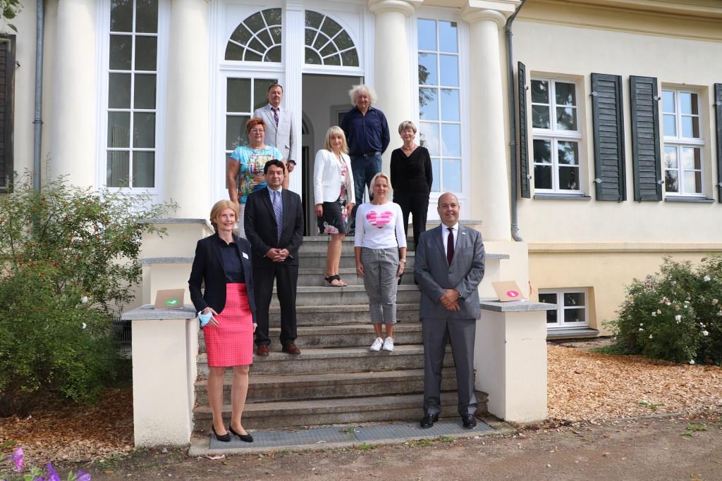 Vizelandrätin des Landkreises Dahme-Spreewald Susanne Rieckhof (unten links) eröffnete mit Bürgermeister der Stadt Lübben Lars Kolan, Geschäftsführer des Verbandes der Musik- und Kunstschulen Brandenburg Winnetou Sosa, enviaM Projektverantwortliche Daniela Blasek, Kommunalbetreuerin enviaM Simone Erb, Leiterin der Kreismusikschule Dahme-Spreewald Tereze Rozenberga (Mitte), Gisela Damaschke Vorstand des Fördervereins Lübbener Musikschüler e. V., der stellvertretende Leiter der Kreismusikschule Dahme-Spreewald Bernd Ziemainz (hinten links) und Norbert Löhn Projektleiter des enviaM-Wettbewerb im Verband der Musik- und Kunstschulen Brandenburg