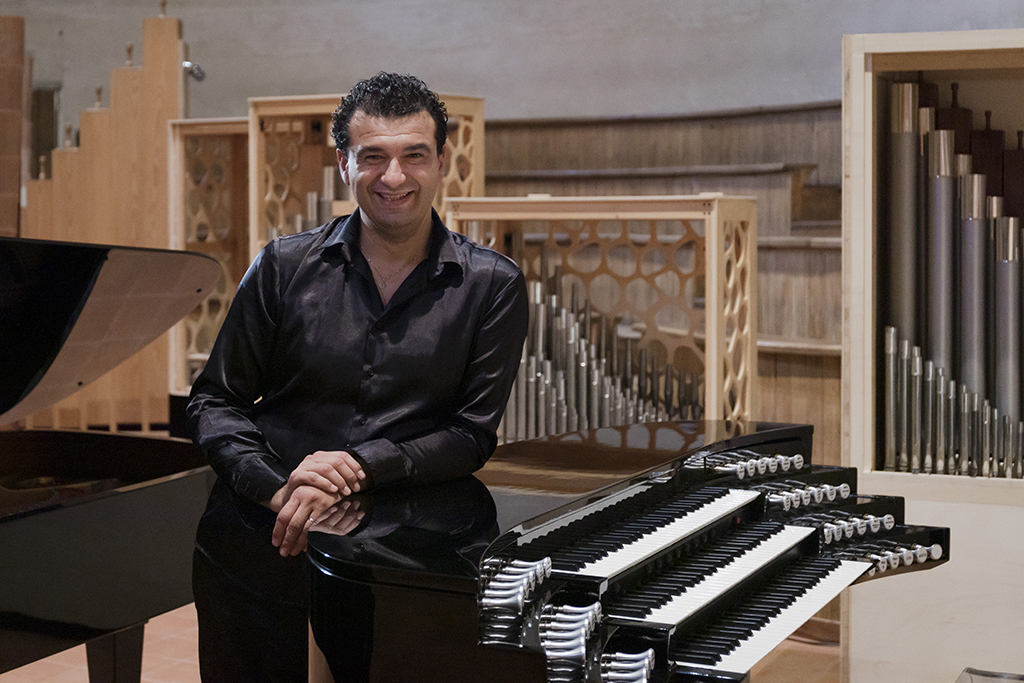 Zu sehen ist der italienische Organist, Paolo Oreni.