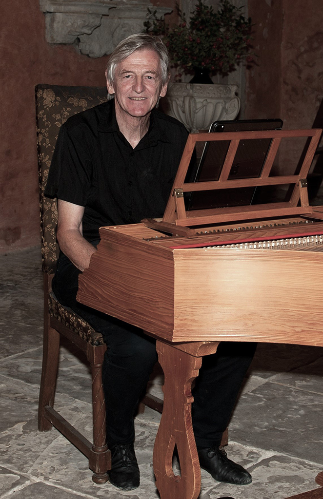 Zu sehen ist an der Orgel Prof. Dr. Andreas Marti aus Bern.