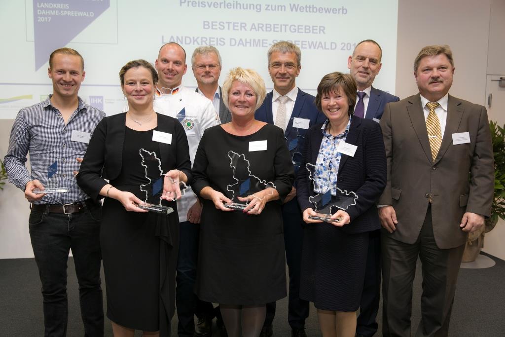 v.l.n.r. Reifen Tauchmann GmbH, Andreas Klaue; K & S Seniorenresidenz Lübben, Andrea Kunert; Bäckerei und Konditorei Klinkmüller, René Klinkmüller; Untergrundspeicher- und Geotechnologie-Systeme GmbH, Jürgen Lehmann; Flughafen Berlin Brandenburg GmbH, Ines-Beate Korehnke; se.services GmbH, Thomas Audien; Untergrundspeicher- und Geotechnologie-Systeme GmbH, Vera Ehrhardt; se.services GmbH, Thomas Troppens; Untergrundspeicher- und Geotechnologie-Systeme GmbH, Matthias Herter
