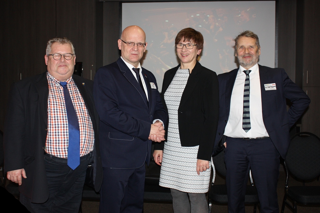 Gastgeber Stephan Loge mit Infrastrukturministerin Kathrin Schneider, dem wiedergewählten Bürgermeister von Bestensee Klaus-Dieter Quasdorf (links) und dem ehemaligen Königs Wusterhausener Bürgermeister Dr. Lutz Franzke (rechts)