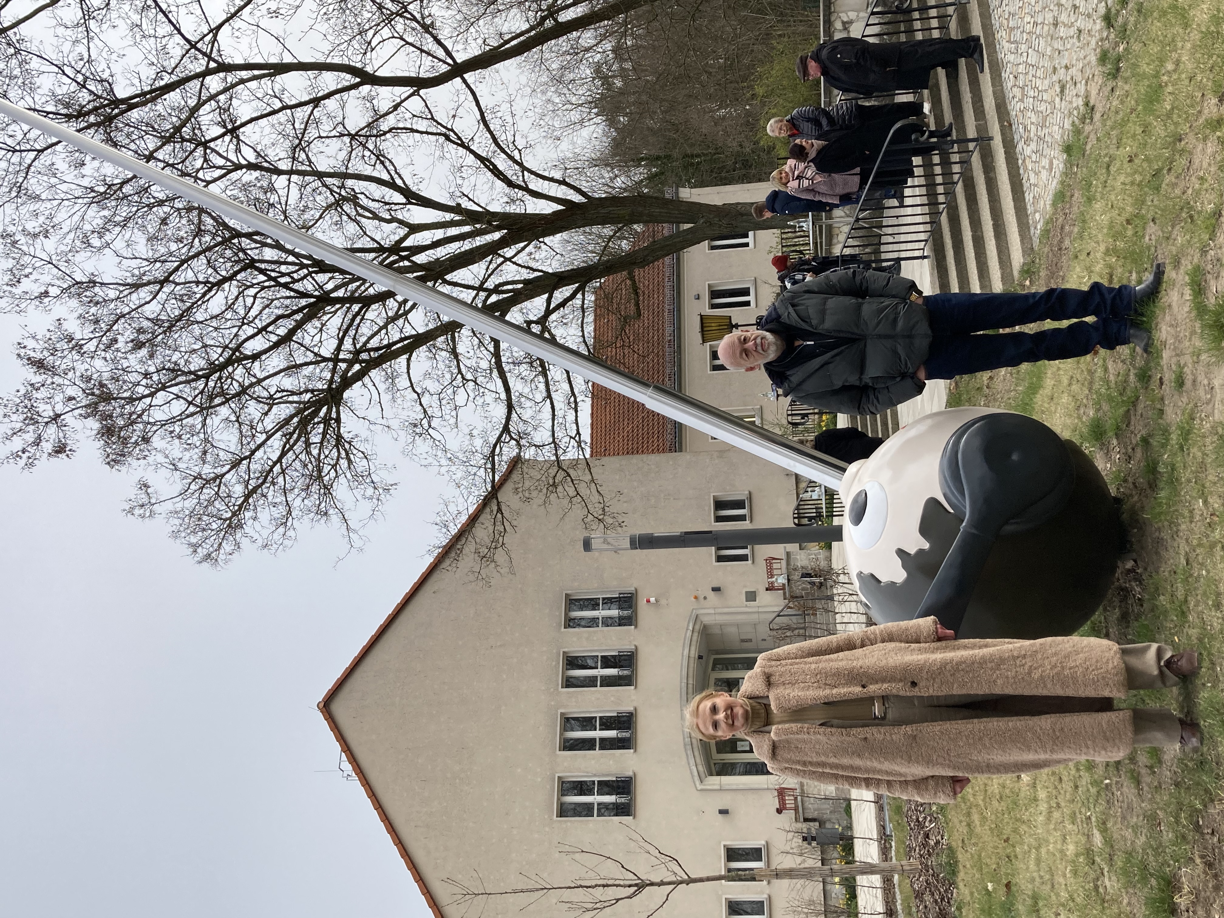 Kunstwerk „Funker“ mit Susanne Rieckhof (v.l.), 1.Beigeordnete und Dezernentin für Kommunale Angelegenheiten, Innerer Dienstbetrieb und Schulverwaltung und Georg Zey (v.r.), Künstlergruppe Inges Idee GbR