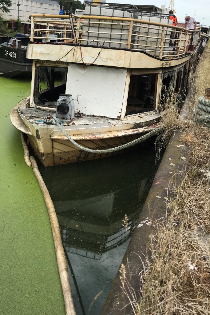 Foto: privat // Das Wrack „Freibeuter“ im Hafen Königs Wusterhausen