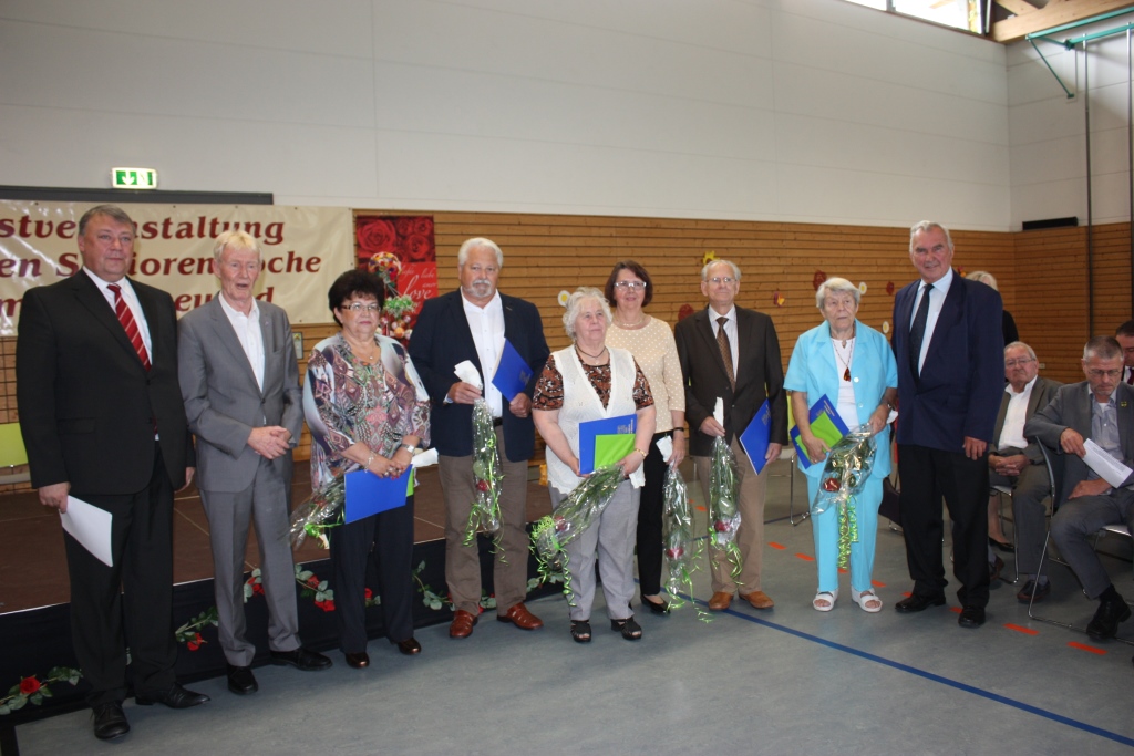 Vizelandrat Ch. Halecker (links), Kreistagsvorsitzender M. Wille(2.v.l.) und W. Grunert, Vorsitzender des Kreisseniorenbeirates (links) ehrten engagierte Senioren: B. Gaidies (3.v.l.), W. Liepe (4.v.l.), A. Jesse (Mitte), S. Oehlsen (4.v.r.), F. Simon (3.v.r.), U. Schrock (2.v.r.)