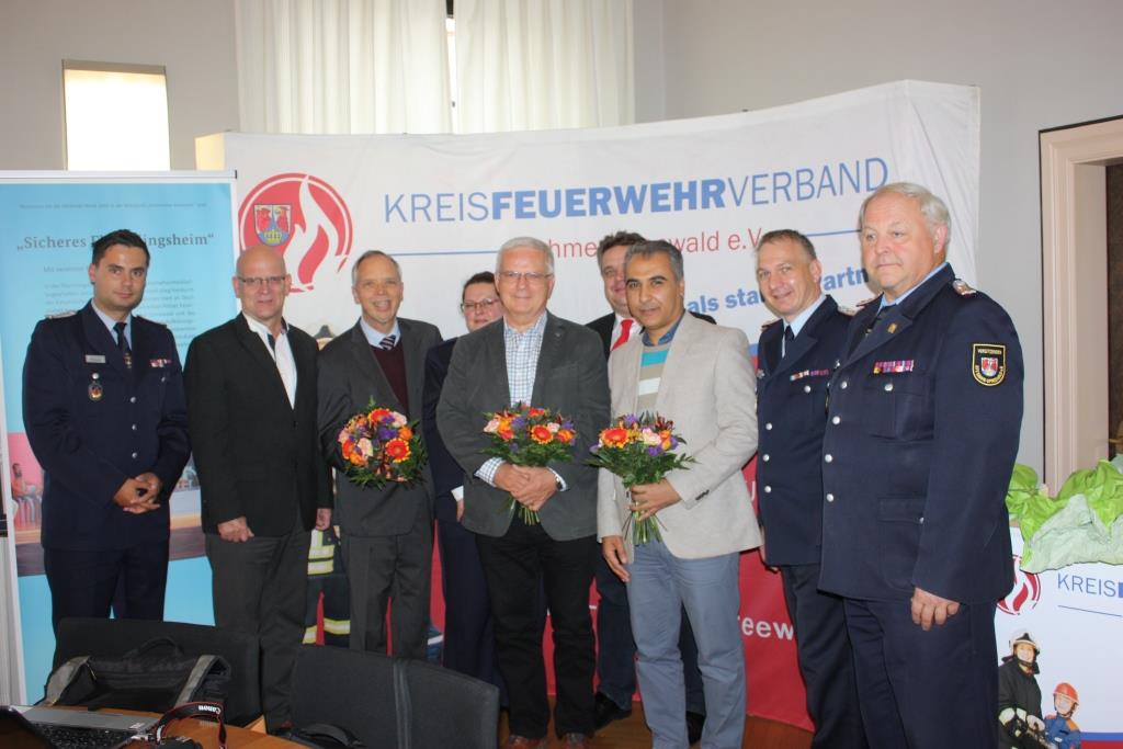 Landrat Stephan Loge und Matthias Liebe bedankten sich bei den Sprachmittlern Parviz Koorosh, Matthias von Polenz und Werner Krauße