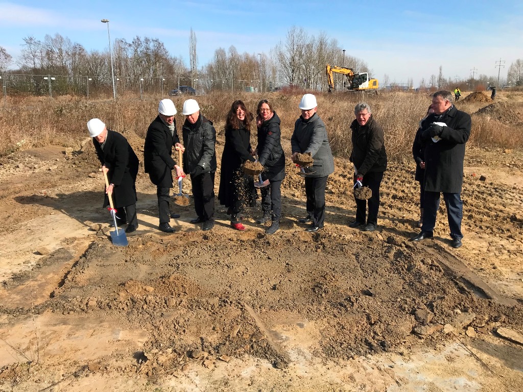 v.l.n.r. Kreistagsvorsitzender Martin Wille, Sozialdezernent Carsten Saß, Ortsvorsteher Robert Rust, Kreistagsabgeordnete Martina Mieritz und Tina Fischer, Landrat Stephan Loge, Bürgermeister Udo Haase und Baudezernent Chris Halecker Foto: LDS