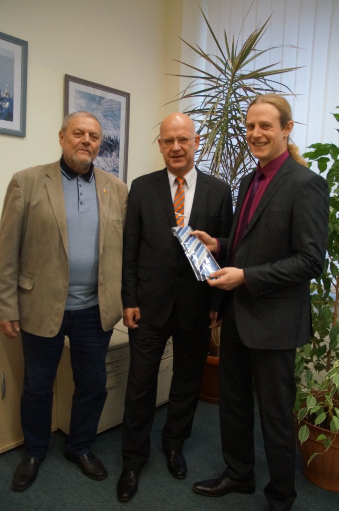 (V.l.) Landrat Manfred Zalenga, Verbandsvorsteher des Niederlausitzer Studieninstituts für kommunale Verwaltung (NLSI), und Landrat Stephan Loge, Vorsitzender der Verbandsversammlung des NLSI, begrüßen den neuen Studienleiter Lars Gölz. Foto: NLSI.