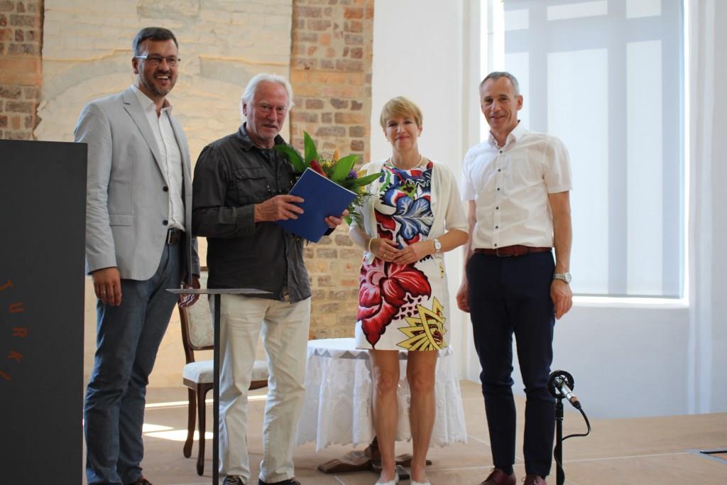 Die Spektra 2018 ging an Steffen Mertens (2.v.l.) Zu den Gratulanten gehörten C.Saß (links) M. Münch und G. Lehmann Bild: LDS-Pressestelle
