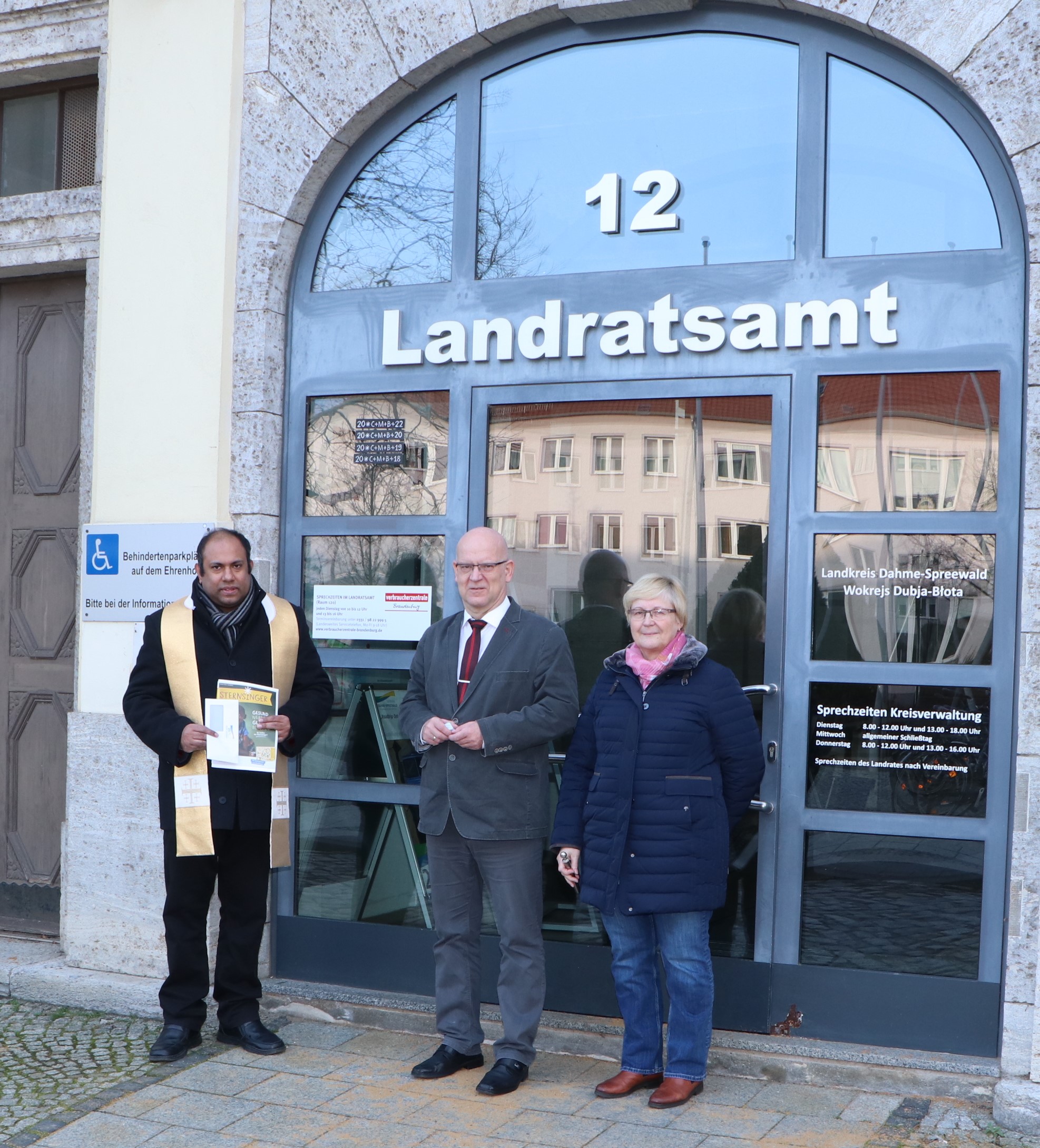 Landrat Stephan Loge empfängt Pfarrer Anish und Susanne Nomine der katholischen Pfarrgemeinde St. Trinitas Lübben
