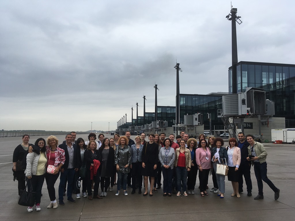 Internationale Sommer School des RKI informiert sich an Flughafen in Schönefeld