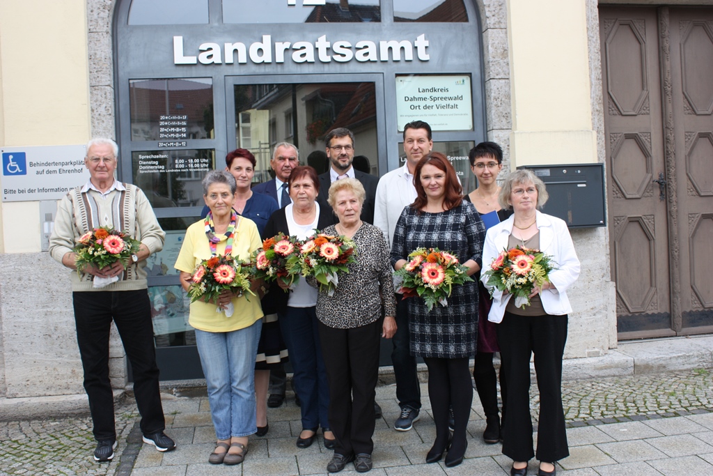 Bild von links nach rechts: Hans-Peter Nowigk (Gemeinde Märkische Heide), Steffi Wusowski (Stadt Lübben), Wolfgang Grunert (Vorsitzender Kreisseniorenbeirat), Hella Frick (Stadt Königs Wusterhausen), Christa Tippel (Amt Schenkenländchen), Carsten Saß (Sozialdezernent), Team des Pflegeheimes „Wilhelm Busch“ und Dr. Marianne Vahlpahl (Satdt Königs Wusterhausen) Foto: LDS-Pressestelle