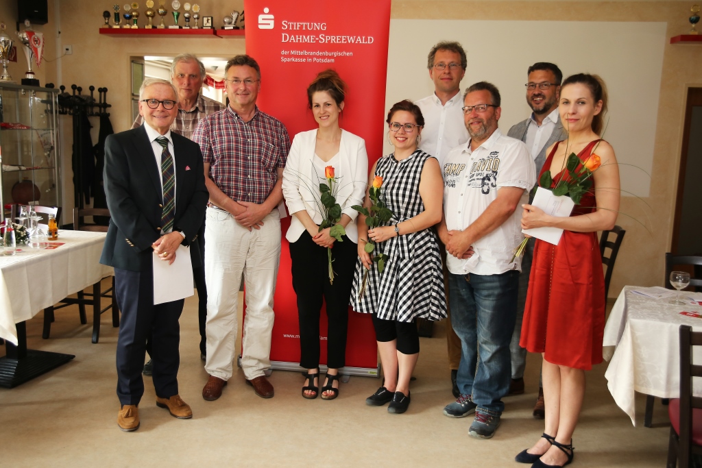 Zu Gast beim SV Frankonia Wernsdorf 1919: Fördermittelempfänger des Landkreises nach der Übergabe der Stiftungsmittel der Stiftung Dahme-Spreewald gemeinsam mit Jakob Rolles und Carsten Saß (Foto: Bouché)