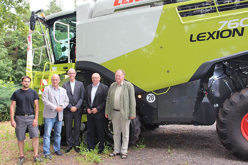 Patrick Schmidt (Werkstattleiter der TWL Technische Werkstätten Langengrassau GmbH), Stephan Loge (Landrat des Landkreises Dahme-Spreewald), Gerhard Janßen (Geschäftsführer der Wirtschaftsförderungsgesellschaft Dahme-Spreewald mbH), Frank Deutschmann (Bürgermeister der Gemeinde Heideblick), Manfred Kühne (Firmengründer der TWL Technische Werkstätten Langengrassau GmbH)