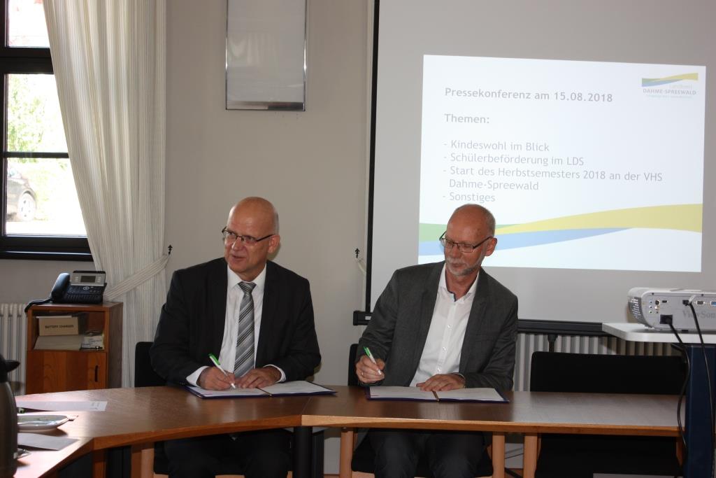 Foto Pressestelle LDS: Landrat Stephan Loge (l.) und Gerald Böse, Leiter des Staatlichen Schulamtes Cottbus, unterzeichnen Kooperationsvereinbarung zum Kindeswohl