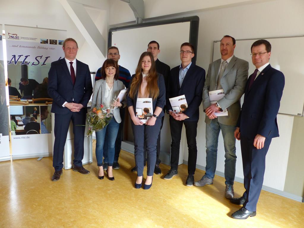 Unter den Absolventen waren auch sechs Verwaltungsfachangestellte, denen Bürgermeister Bengt Kanzler, Stadt Vetschau (rechts) und Studienleiter Lars Gölz (links), zur bestandenen Abschlussprüfung gratulierten. Den besten Abschluss erzielte Cindy Gubella. Wir gratulieren recht herzlich! ( 2. v. l.). Foto: NLSI