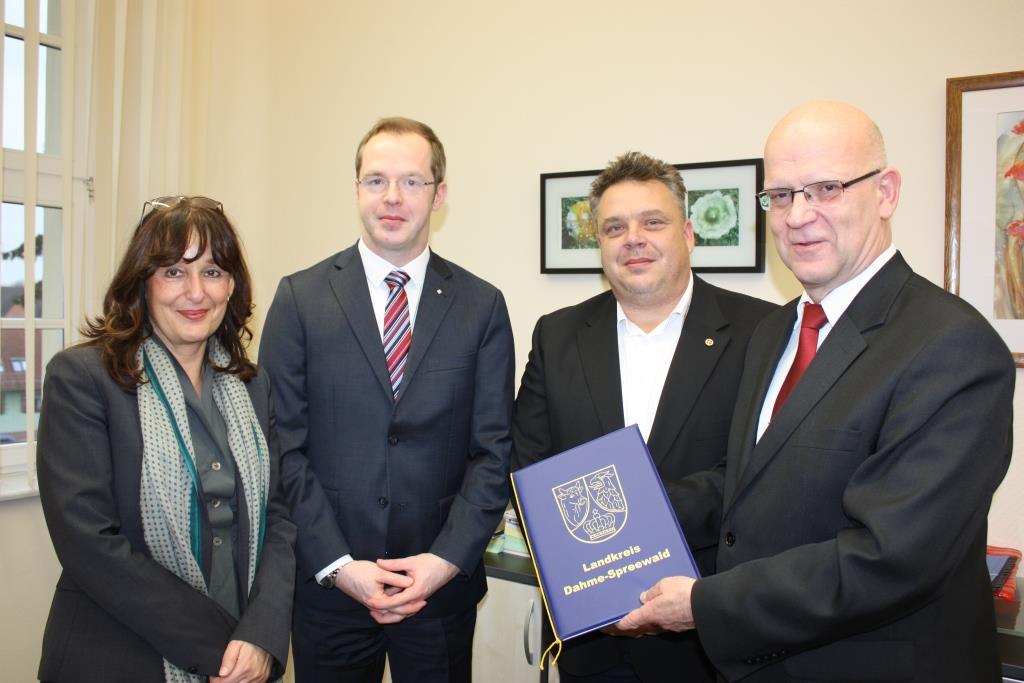v.l.n.r. Silvana Radicione, David Kreuziger beide Landesvorstand im Johanniter Landesverband Berlin/Brandenburg, Andreas Berger-Winkler Regionalvorstand im Regionalverband Südbrandenburg, Landrat Stephan Loge