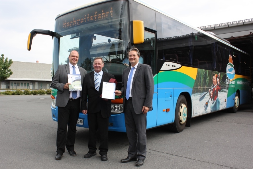 Wirtschaftsdezernent Wolfgang Starke (l.) gratuliert RVS-Geschäftsführer Gerd-Peter Lehmann (Mitte) zusammen mit Thorsten Golm, Leiter der IHK-Geschäftsstelle Schönefeld, zum 25-jährigen Jubiläum