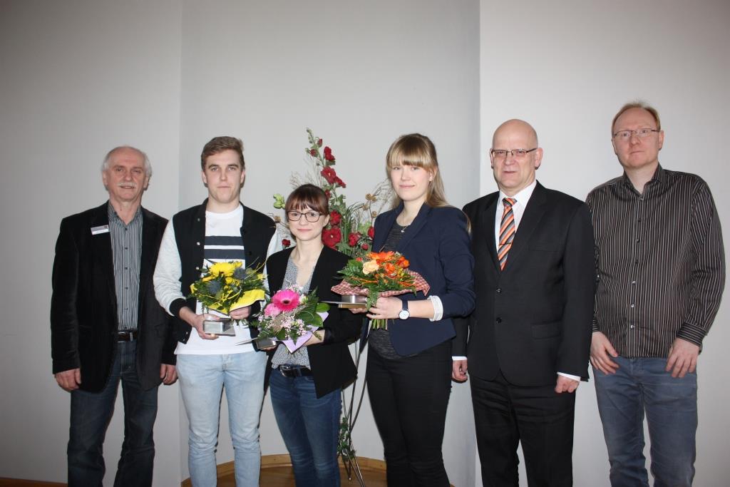 Landrat Stephan Loge gratulierte Nico Löffler (Vermessungstechniker), Cindy Gubella (Verwaltungsfachangestellte) und Lydia Lindner (Informatikkauffrau) 