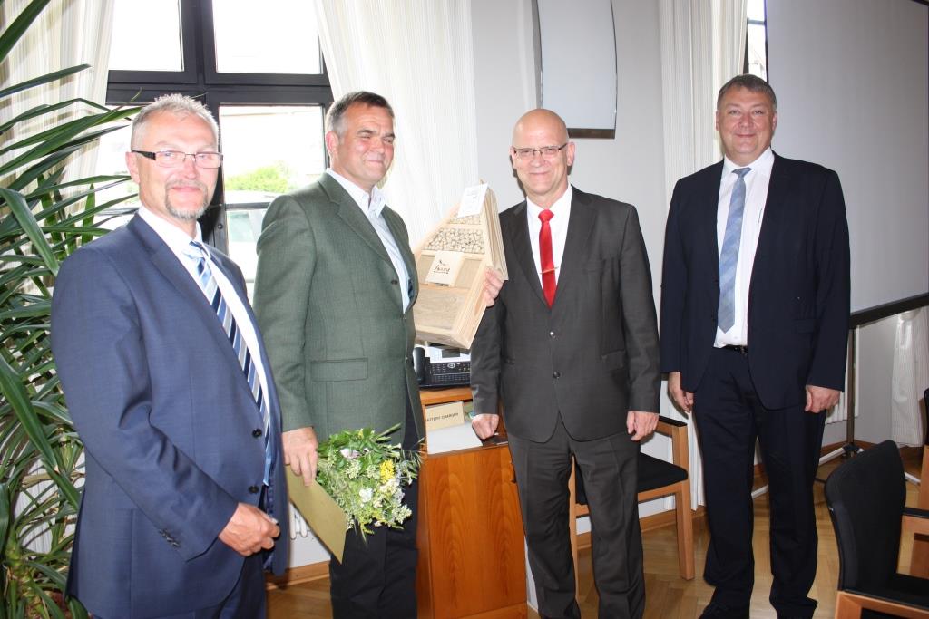 Landrat Stephan Loge verleiht den 3. Preis an Tim Ness