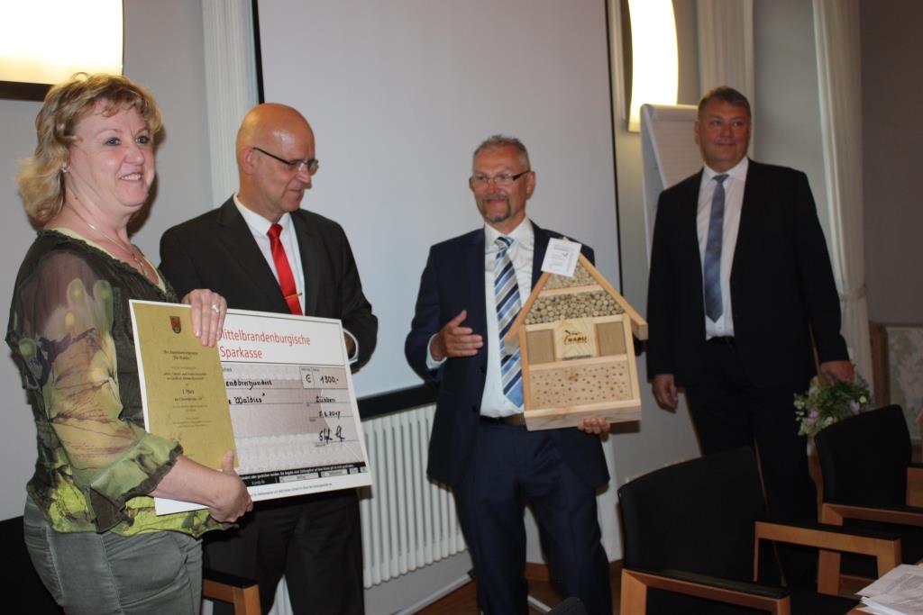Landrat Stephan Loge verleiht den 1. Preis an "Die Waldies" Britta Herter