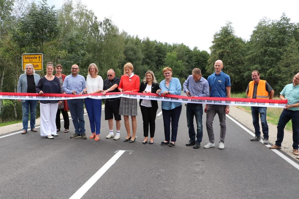 Vize-Landrätin Susanne Rieckhof (Mitte), Mittenwalder Bürgermeisterin Maja Buße (8.v.l.), Galluner Ortsvorsteher Hans-Ulrich Beese (6.v.l.) und Kreistagsvorsitzende Sylivia Lehmann (9.v.l.) eröffnen offiziell mit Vertretern aus Politik sowie Bau- und Planungsfirmen die Kreisstraße 6155 zwischen Gallun und der Kreisgrenze Teltow-Fläming