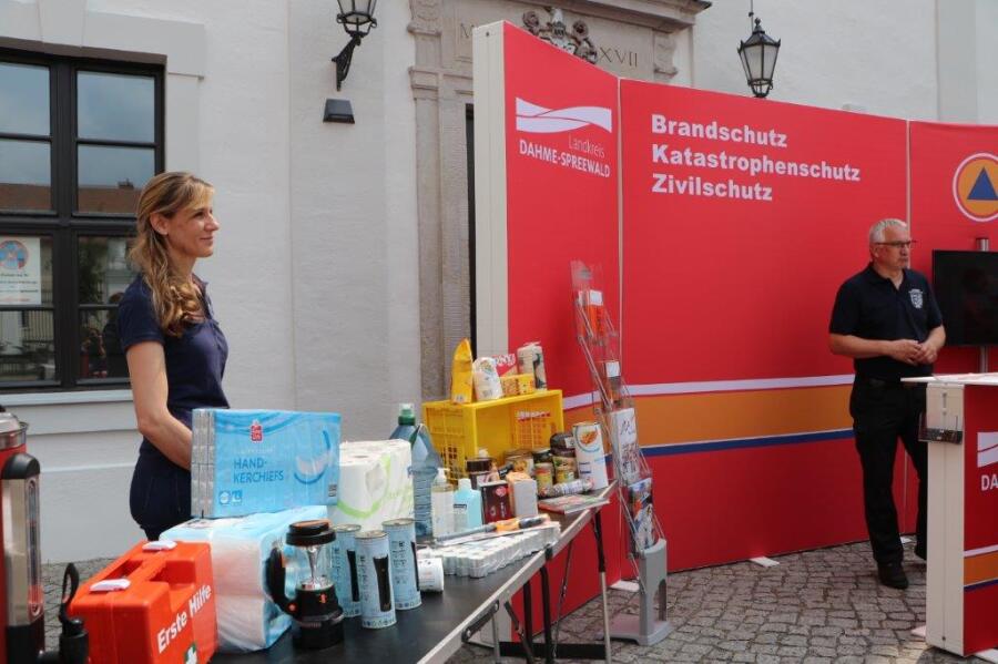 Ausstattung der Katastrophenschutz-Leuchttürme Ausstattung der Katastrophenschutz-Leuchttürme in jeder Kommune mit Wasserkocher, Campingkocher, Mikrowellen, Erste-Hilfe-Sets, Heizungsanlagen sowie mobiler Diesel-Tankstellen