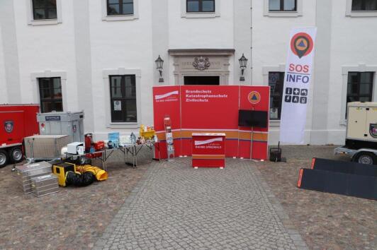 Präsentation der Technik für Mitglieder des Kreistages und Pressevertreter auf dem Ehrenhof in Lübben Präsentation der Technik für Mitglieder des Kreistages und Pressevertreter auf dem Ehrenhof in Lübben