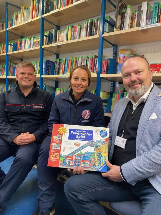 Stefan Wichary erhält Medienpaket Feuerwehr Stefan Wichary erhält Medienpaket Feuerwehr