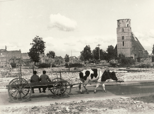 Zu sehen ist ein zerstörter Lübbener Marktplatz.