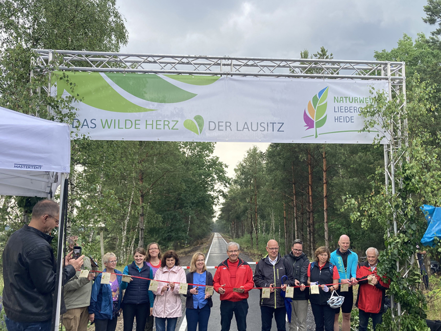 Umweltministerium und drei Landkreise eröffnen Heideradweg in der Lieberoser Heide. Umweltministerium und drei Landkreise eröffnen Heideradweg in der Lieberoser Heide.