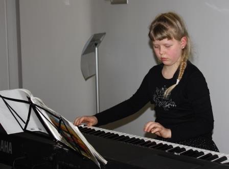 Musikschülerin am Keyboard
