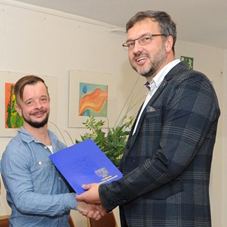 der Landkreis überreicht Medizinstipendien