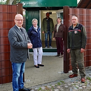 Landrat Herr Loge weiht eine Kühlzelle ein