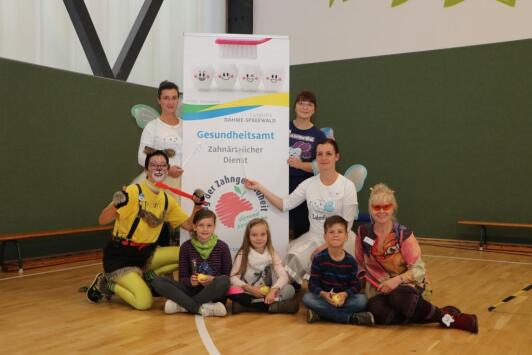 Gruppenbild beim zahnärztlichen Außendienst in der Von- Houwald- Grundschule in Straupitz