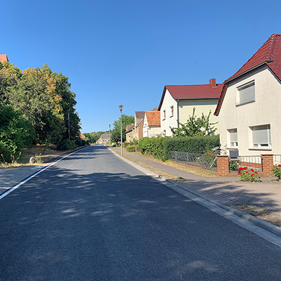 Die Kreisstraße K6138 im Bereich der Ortsdurchfahrt Gießmannsdorf, nach der Fertigstellung.