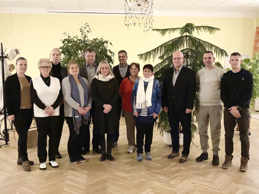 Das Team der Notfallseelsorge im Jahr 2022 mit dem Landrat Stephan Loge.