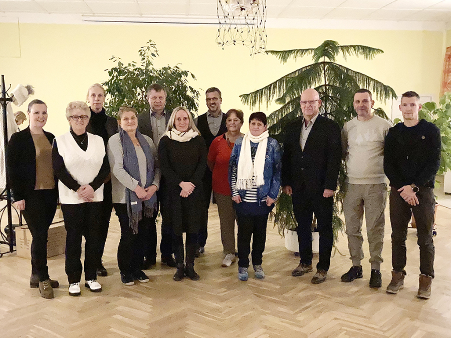 Das Team der Notfallseelsorge im Jahr 2022 mit dem Landrat Stephan Loge.