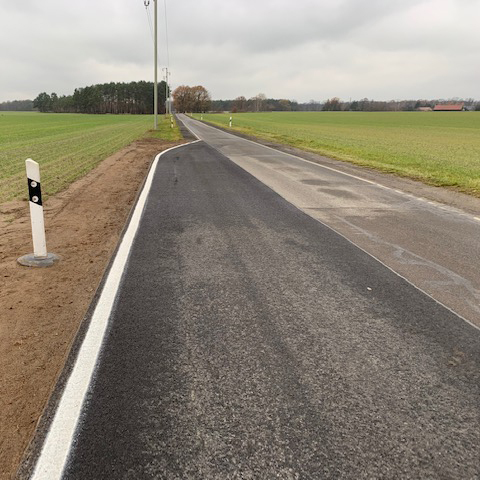 Im Bild sieht man eine neu sanierte Kreisstraße.