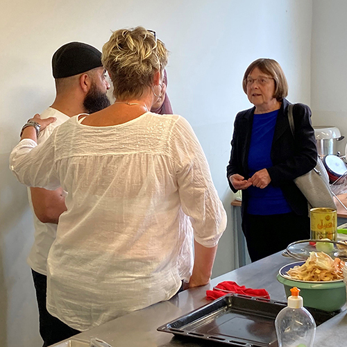 Während der Integrationstour am 28. Juli 2023 in Luckau, Landesministerin Nonnemacher im Gespräch in der Gemeinschaftsküche GU Luckau.