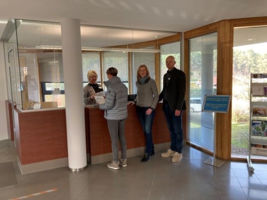 Empfangsbereich des Verwaltungsstandortes Lübben Beethovenweg, Beratungsgespräch im Beisein von Susanne Rieckhof (1. Beigeordnete) und Torsten Müller (Amtsleiter Gebäude- und Immobilienmanagement)