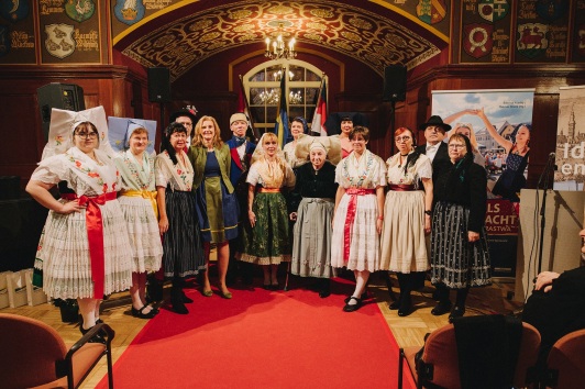 Gruppenbild: Vizelandrätin Susanne Rieckhof mit allen sorbisch/wendischen Trachten des Landkreises Dahme-Spreewald