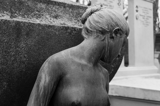 Es zeigt eine ein Grab schmückende Frauenstatue auf dem Pariser Friedhof Père Lachaise.