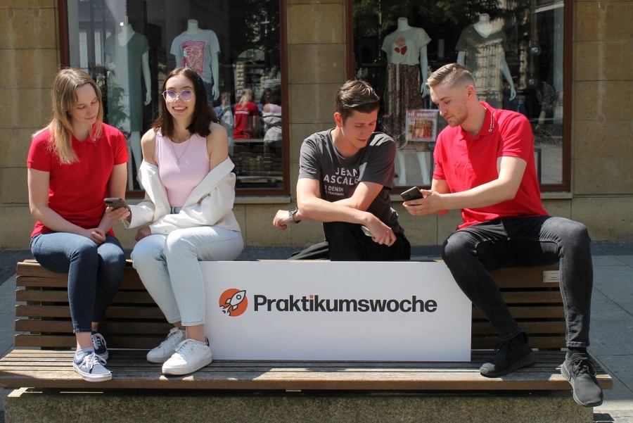 Unter dem Motto "5 Tage, 5 Berufe und 5 Unternehmen" haben Schülerinnen und Schüler während der "Praktikumswoche Dahme-Spreewald" die Gelegenheit, sich in Berufen aus zahlreichen verschiedenen Berufsfeldern aktiv auszuprobieren. Unter dem Motto "5 Tage, 5 Berufe und 5 Unternehmen" haben Schülerinnen und Schüler während der "Praktikumswoche Dahme-Spreewald" die Gelegenheit, sich in Berufen aus zahlreichen verschiedenen Berufsfeldern aktiv auszuprobieren.