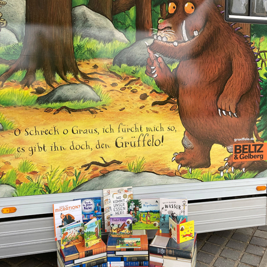 Sie sehen die neue Bücherspende der Fahrbibliothek.