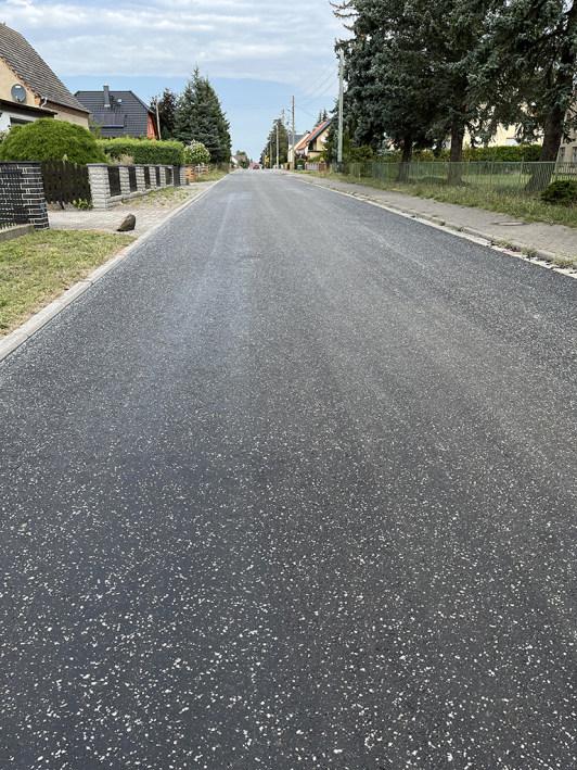 Zu sehen ist die sanierte Kreisstraße K6133 innerhalb der Ortslage Langengrassau.