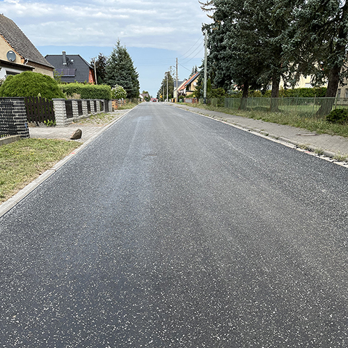 Zu sehen ist die sanierte Kreisstraße K6133 innerhalb der Ortslage Langengrassau.