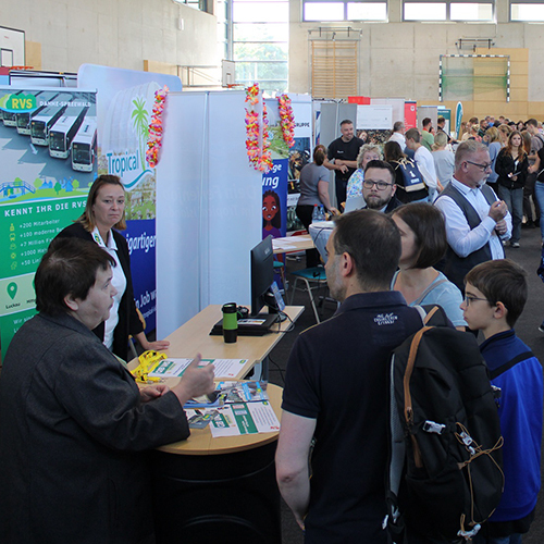 Zu sehen sind die Besucher der Ausbildungsmesse 2023 des LDS in Königs Wusterhausen.