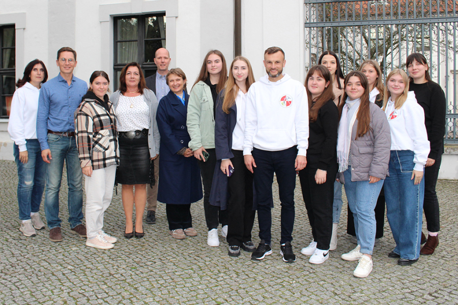 Zu sehen ist die Delegation mit Professor Taras Levsiukov von der NUBiP Universität in Kiew sowie dem Leiter des Kataster- und Vermessungsamtes Marian Michaelis.