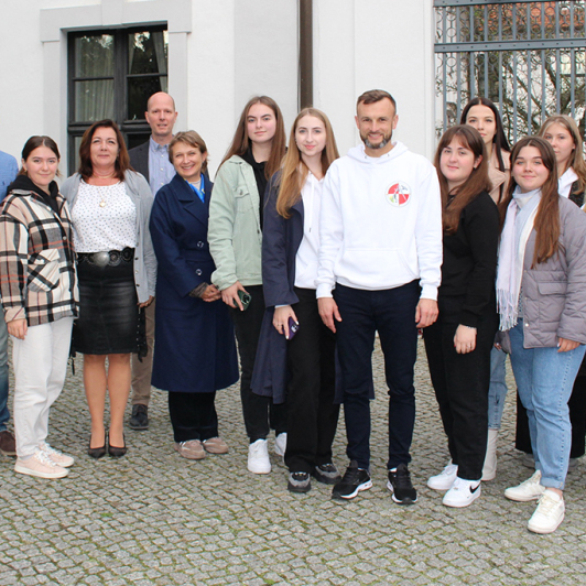 Zu sehen ist die Delegation mit Professor Taras Levsiukov von der NUBiP Universität in Kiew sowie dem Leiter des Kataster- und Vermessungsamtes Marian Michaelis.